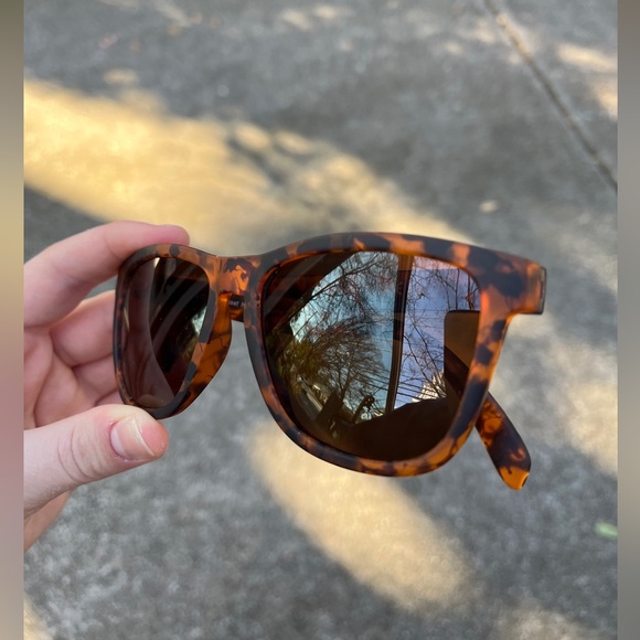 Goodr Bosley’s Basset Hound Dreams Sunglasses - Picture 4 of 10